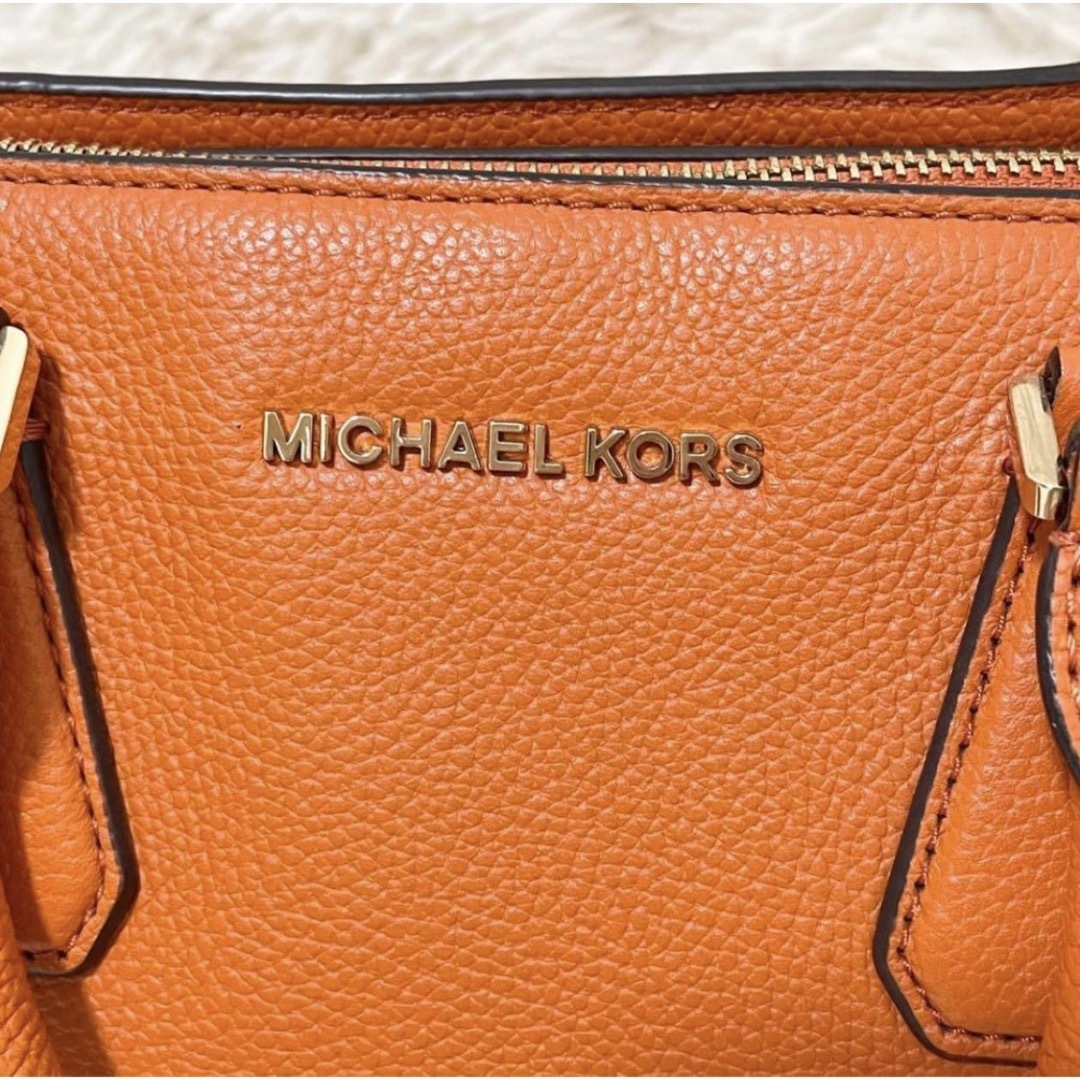 Michael Kors(マイケルコース)のマイケルコース　レザー　ハンドバッグ　南京錠　鍵　オレンジ　A4収納可能 レディースのバッグ(ハンドバッグ)の商品写真