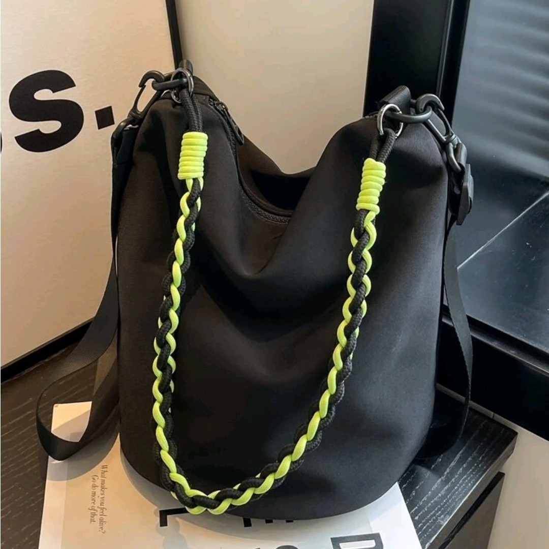 SHEIN　ショルダーバッグ　ストラップ付き レディースのバッグ(ショルダーバッグ)の商品写真