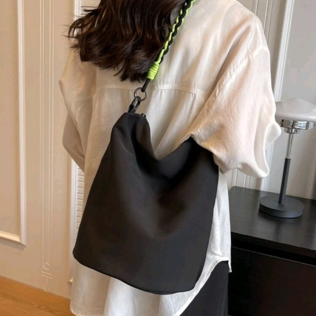 SHEIN　ショルダーバッグ　ストラップ付き レディースのバッグ(ショルダーバッグ)の商品写真