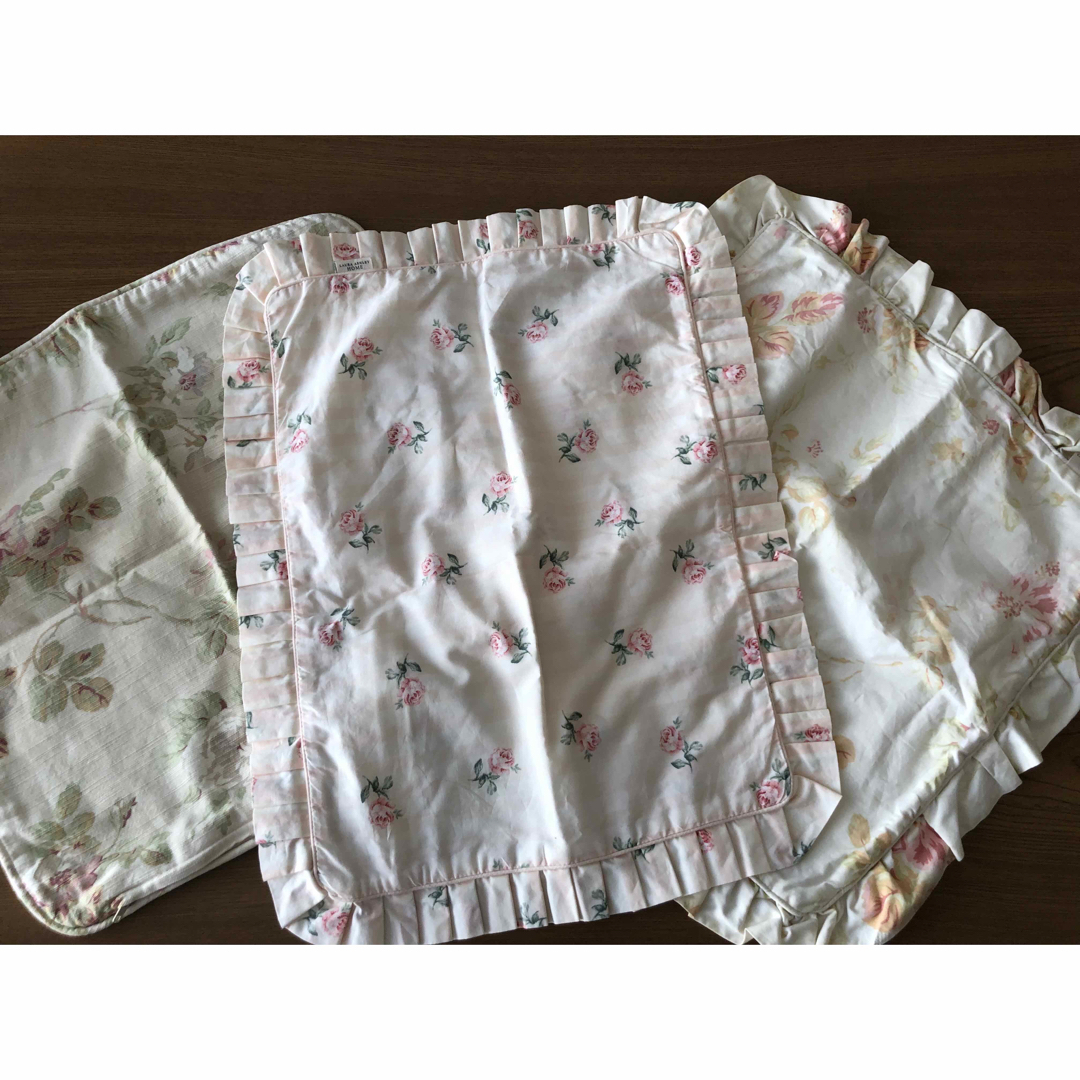 LAURA ASHLEY(ローラアシュレイ)のLAURA ASHLEYのクッションカバーセット(used品)3点 インテリア/住まい/日用品のインテリア小物(クッションカバー)の商品写真