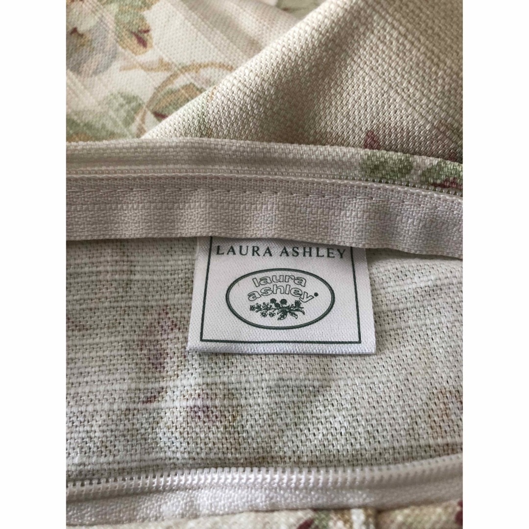 LAURA ASHLEY(ローラアシュレイ)のLAURA ASHLEYのクッションカバーセット(used品)3点 インテリア/住まい/日用品のインテリア小物(クッションカバー)の商品写真