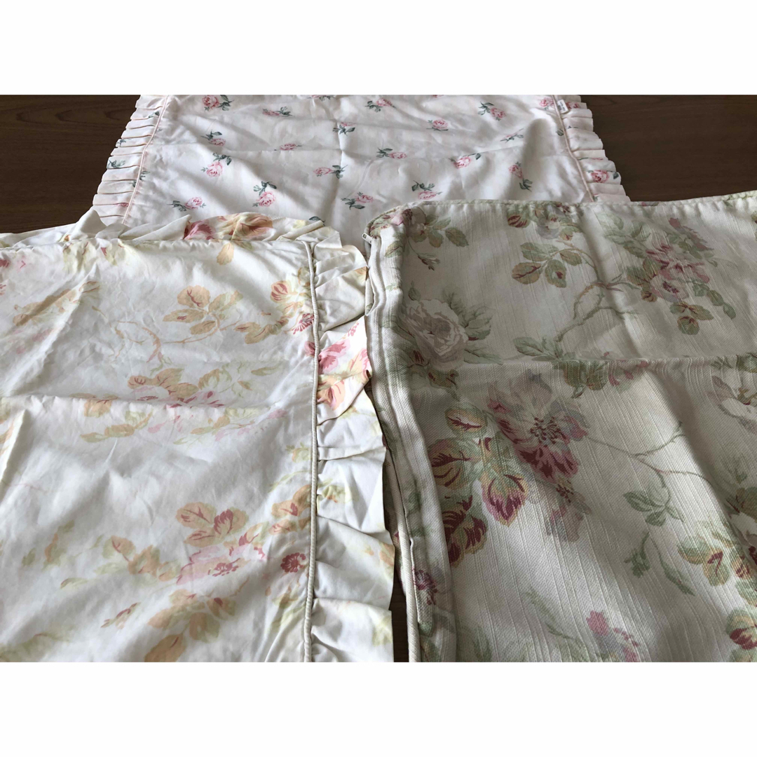 LAURA ASHLEY(ローラアシュレイ)のLAURA ASHLEYのクッションカバーセット(used品)3点 インテリア/住まい/日用品のインテリア小物(クッションカバー)の商品写真