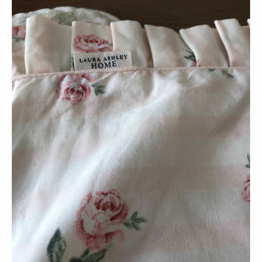 LAURA ASHLEY(ローラアシュレイ)のLAURA ASHLEYのクッションカバーセット(used品)3点 インテリア/住まい/日用品のインテリア小物(クッションカバー)の商品写真