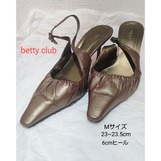 ベティクラブ(BETTYCLUB)のbettyclub ストラップパンプス ブロンズ M23~23.5 6cmヒール(ハイヒール/パンプス)