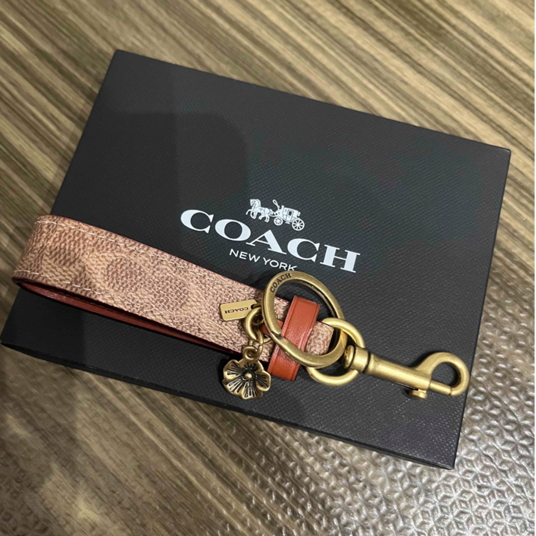 COACH(コーチ)のCOACH リストストラップ　コーチ　チャーム　ティーローズ　COACH ハンドメイドのファッション小物(バッグチャーム)の商品写真