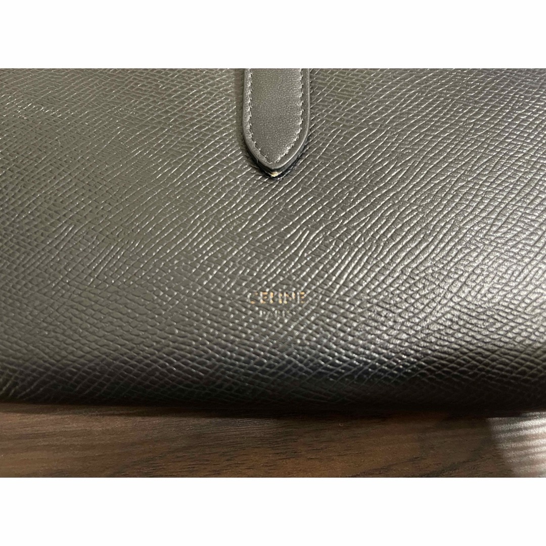 celine(セリーヌ)の【最終値下げ・格安】　ラージストラップ 二つ折り長財布 レザー レディースのファッション小物(財布)の商品写真