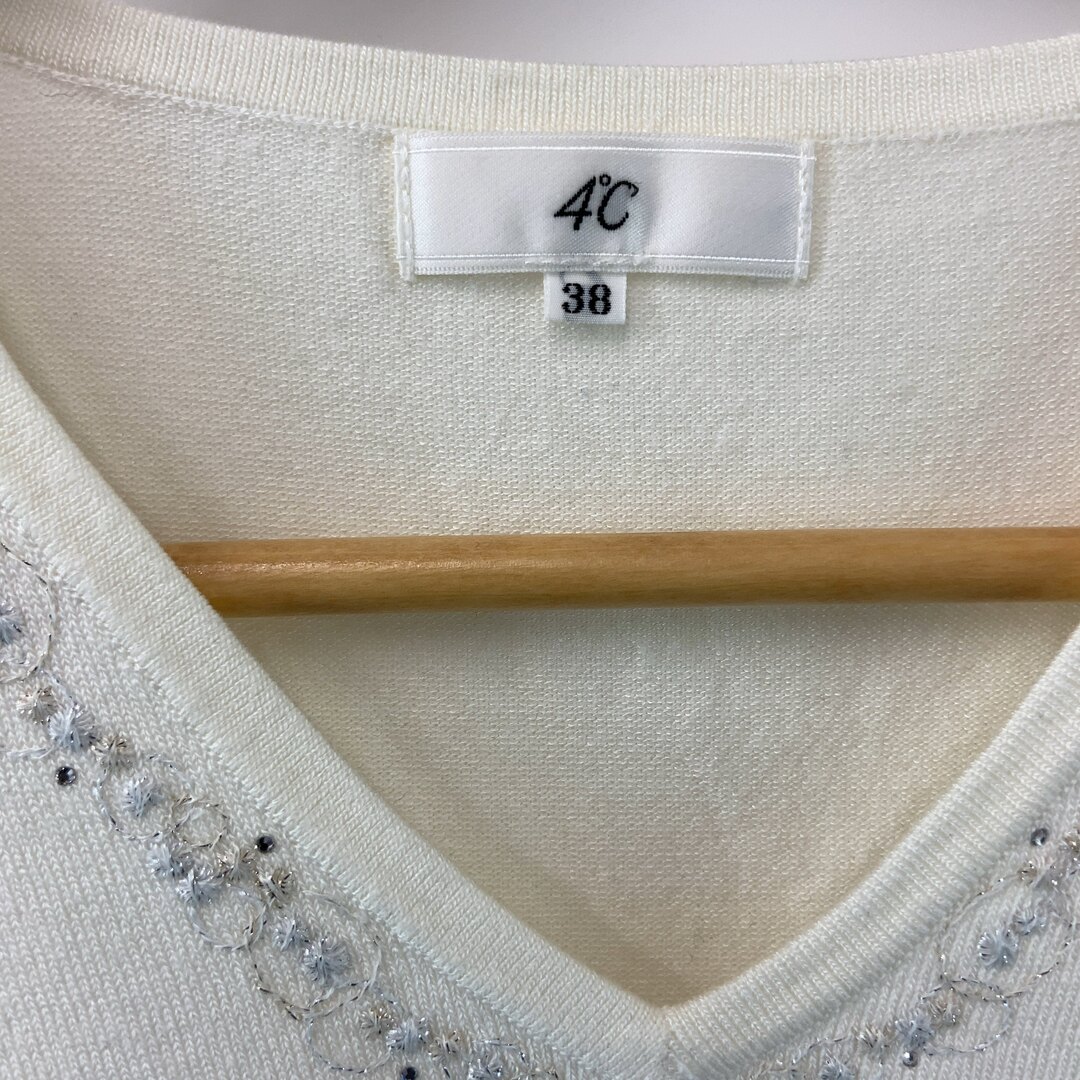 4℃(ヨンドシー)の4℃ ヨンドシー　レディース  ニット　セーター　Vネック　七分袖　刺繍　オフホワイト レディースのトップス(ニット/セーター)の商品写真