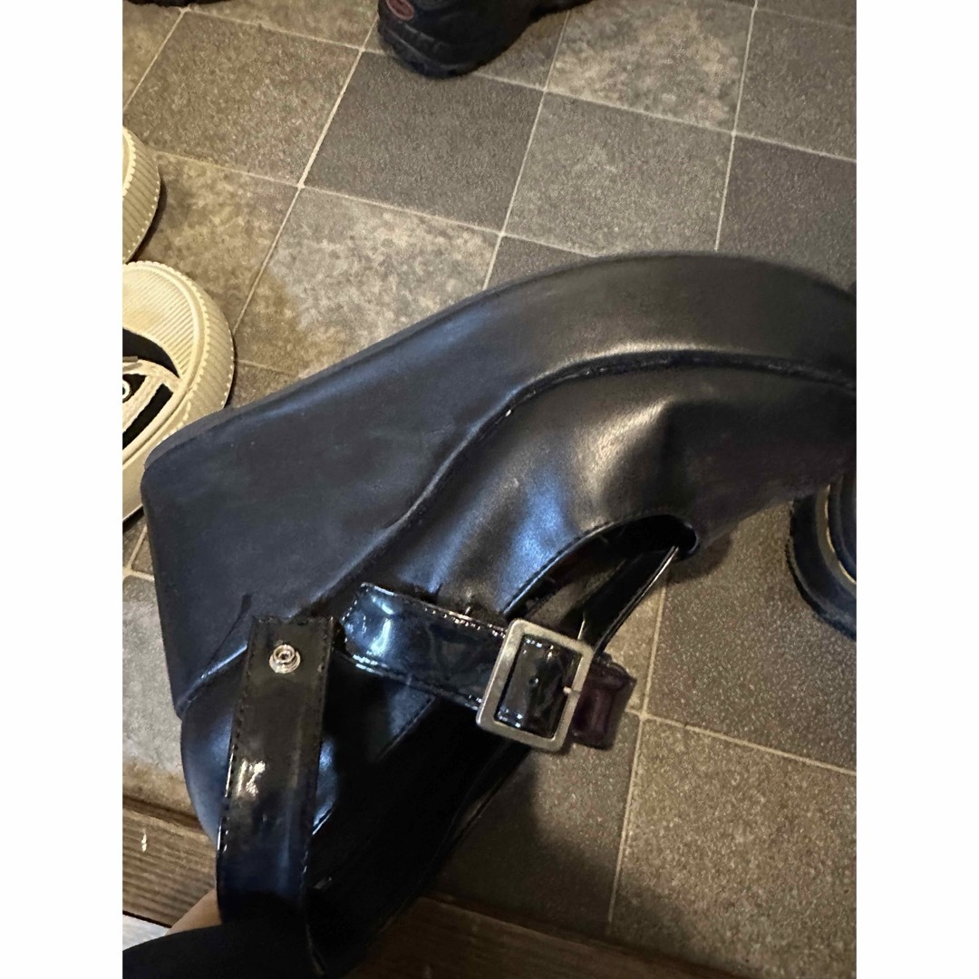 YOSUKE(ヨースケ)のYOSUKE ベルディッドパンプス　黒 レディースの靴/シューズ(ハイヒール/パンプス)の商品写真