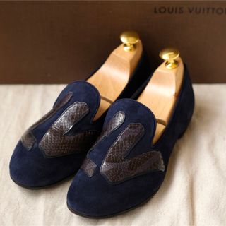 ルイヴィトン(LOUIS VUITTON)のLOUIS VUITTONヴィトン スエードパイソンLVロゴスリッポン35.5(ローファー/革靴)