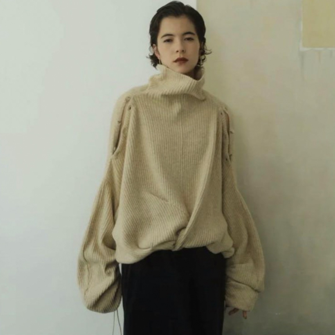 STUDIOUS(ステュディオス)の2way unique high neck knit/beige レディースのトップス(ニット/セーター)の商品写真