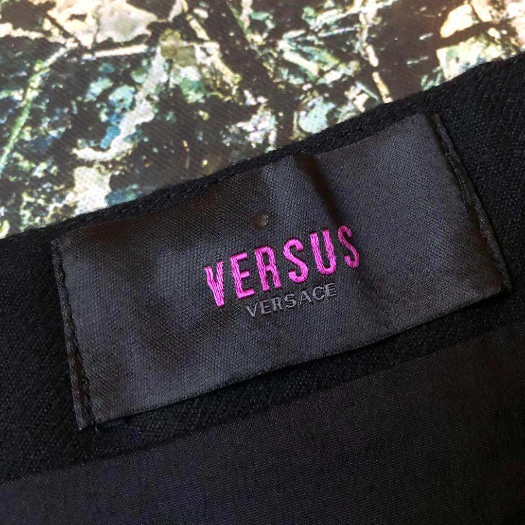 VERSUS(ヴェルサス)の【美品】ヴェルサス-VERSUS-シェブロンストライプスカート サイズS レディースのスカート(ミニスカート)の商品写真