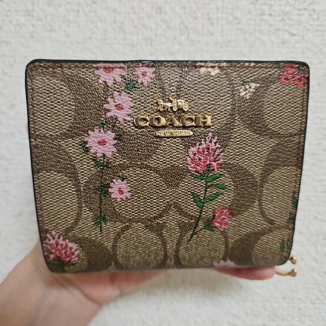 COACH(コーチ)のyuさま専用 COACHラウンドジップ 小花柄ミニ財布 レディースのファッション小物(財布)の商品写真