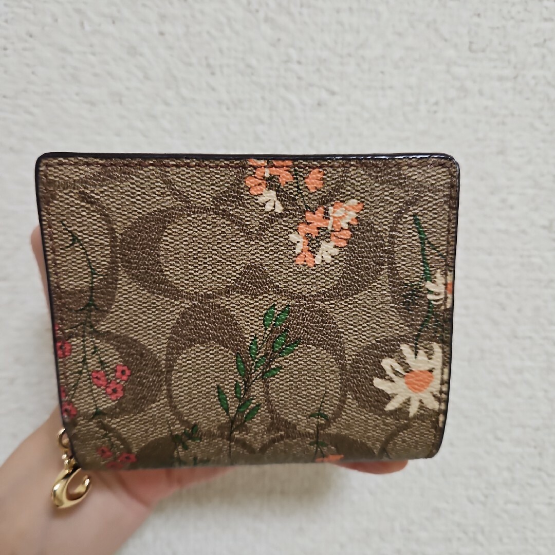 COACH(コーチ)のyuさま専用 COACHラウンドジップ 小花柄ミニ財布 レディースのファッション小物(財布)の商品写真