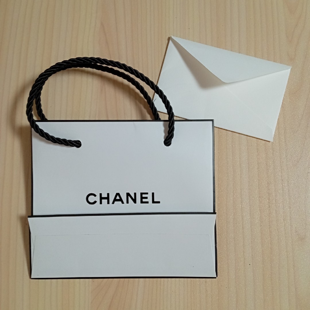 CHANEL(シャネル)のシャネル　ショップ袋とメッセージカード　封筒 レディースのバッグ(ショップ袋)の商品写真