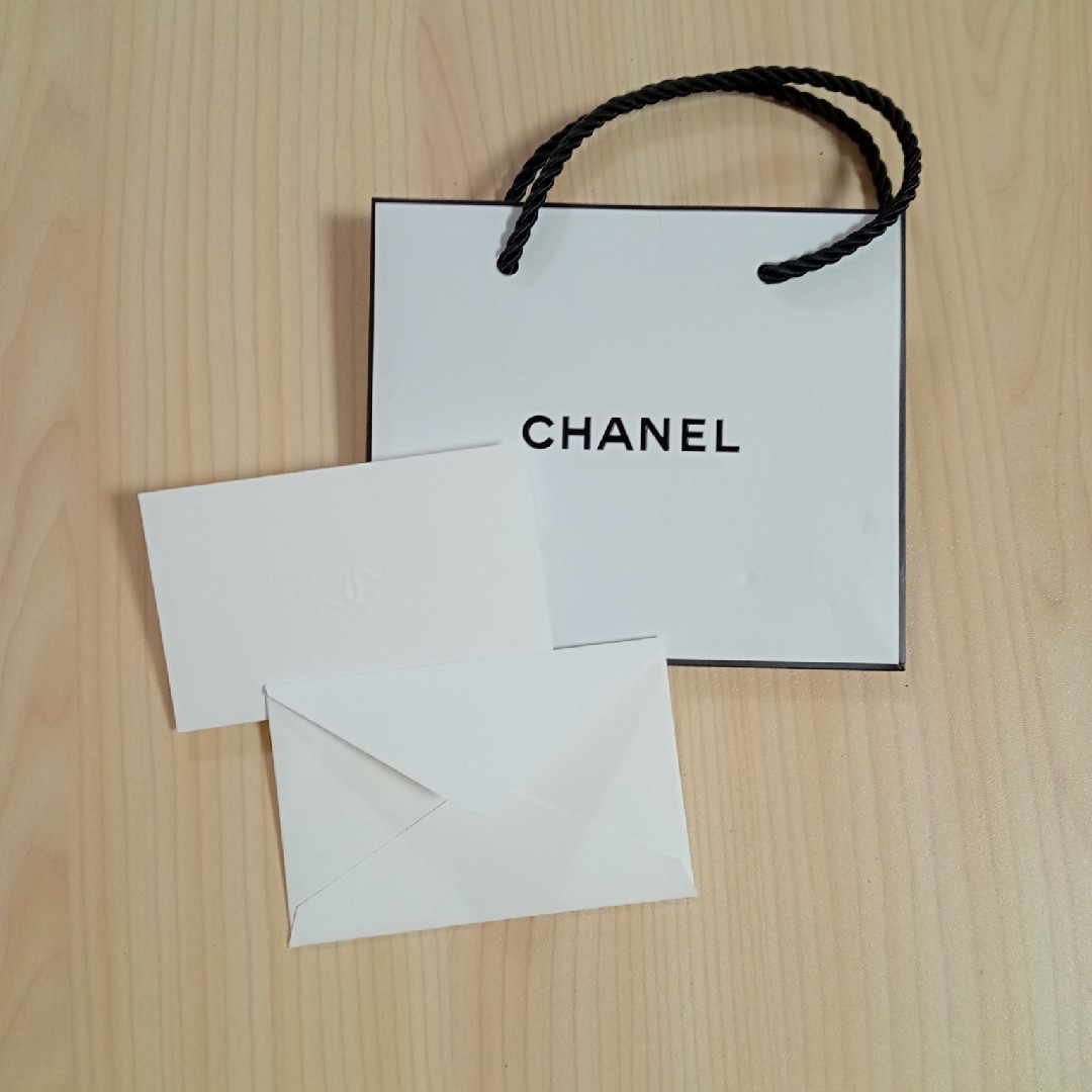 CHANEL(シャネル)のシャネル　ショップ袋とメッセージカード　封筒 レディースのバッグ(ショップ袋)の商品写真