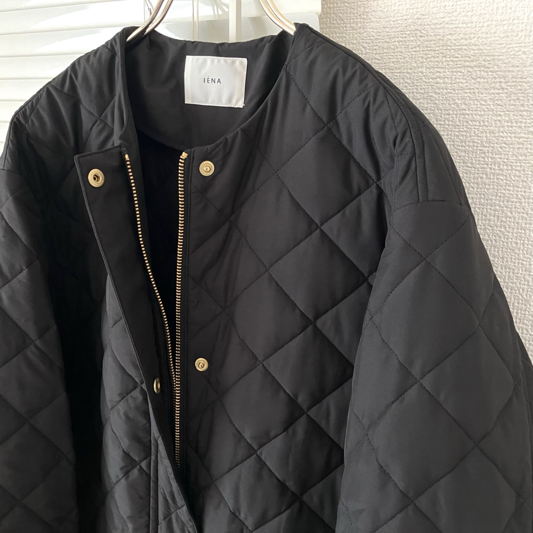IENA(イエナ)のIENA ノーカラーキルティングコート 38 ブラック レディースのジャケット/アウター(ロングコート)の商品写真