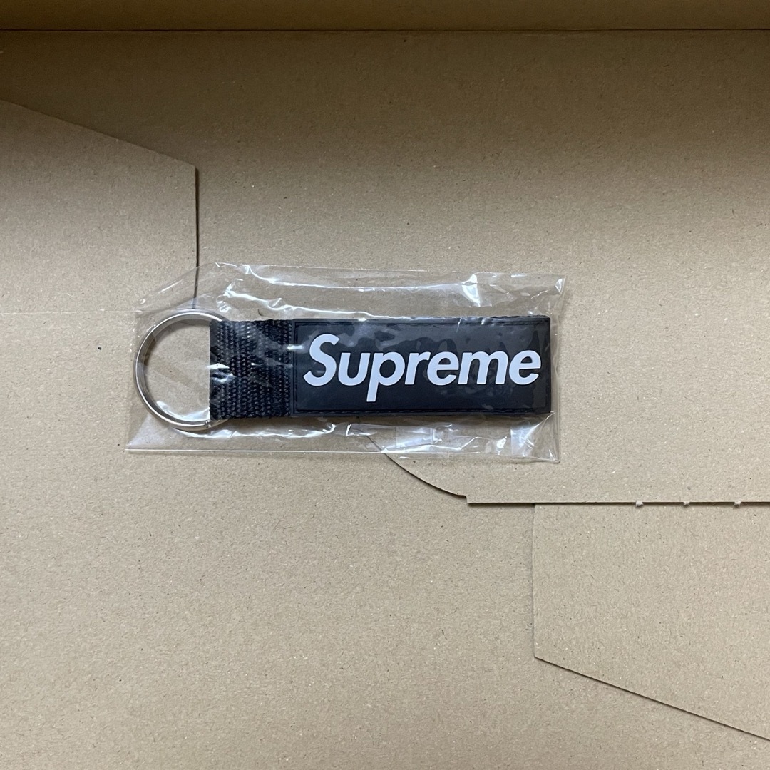 Supreme(シュプリーム)のSupreme Webbing Keychain 赤、黒のセット販売 メンズのファッション小物(キーホルダー)の商品写真