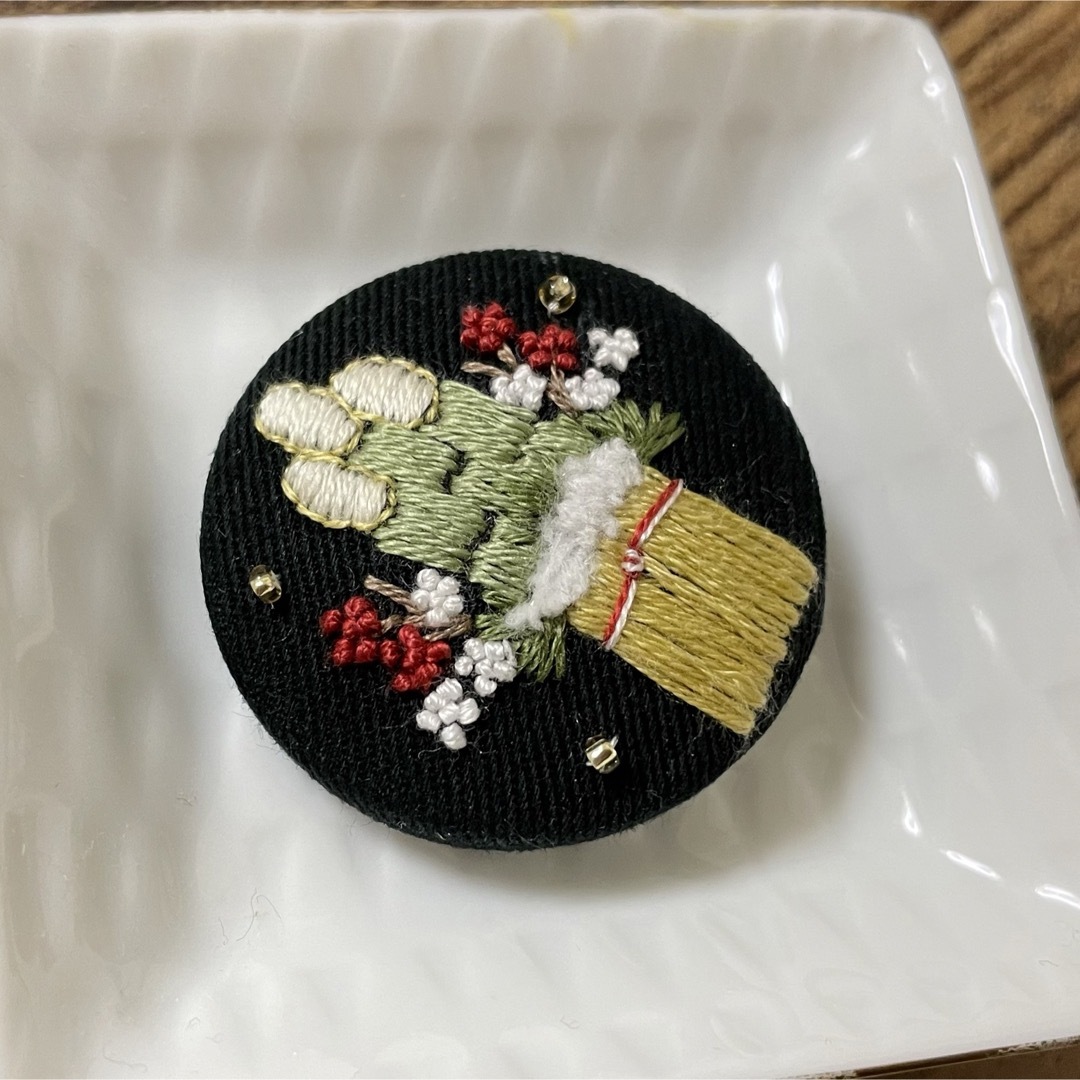 刺繍ブローチorヘアゴム✳︎門松の通販 by *Aimer-miir* handmade｜ラクマ