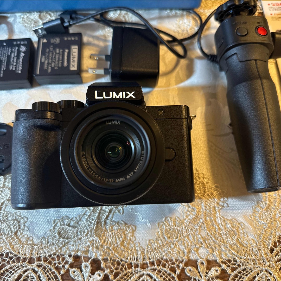 Panasonic(パナソニック)のLUMIX DC-G100V-K（ブラック） スマホ/家電/カメラのカメラ(ミラーレス一眼)の商品写真