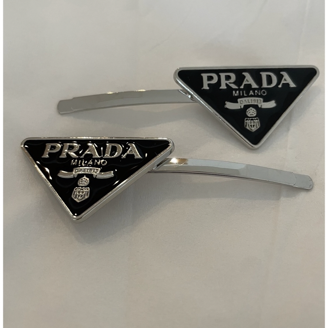 PRADA(プラダ)のラスト1品 PRADA プラダ　ヘアクリップ2セットアクセサリー　ノベルティ レディースのヘアアクセサリー(ヘアピン)の商品写真
