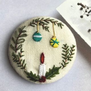 クリスマス飾り刺繍ブローチ　ハンドメイド(コサージュ/ブローチ)