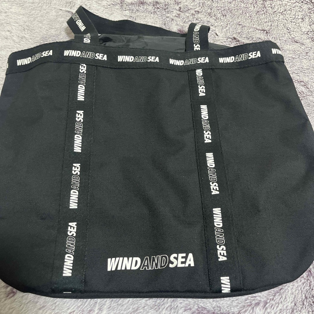 WIND AND SEA(ウィンダンシー)のウィンダンシー WIND AND SEA ロゴ トートバッグ ブラック メンズのバッグ(トートバッグ)の商品写真