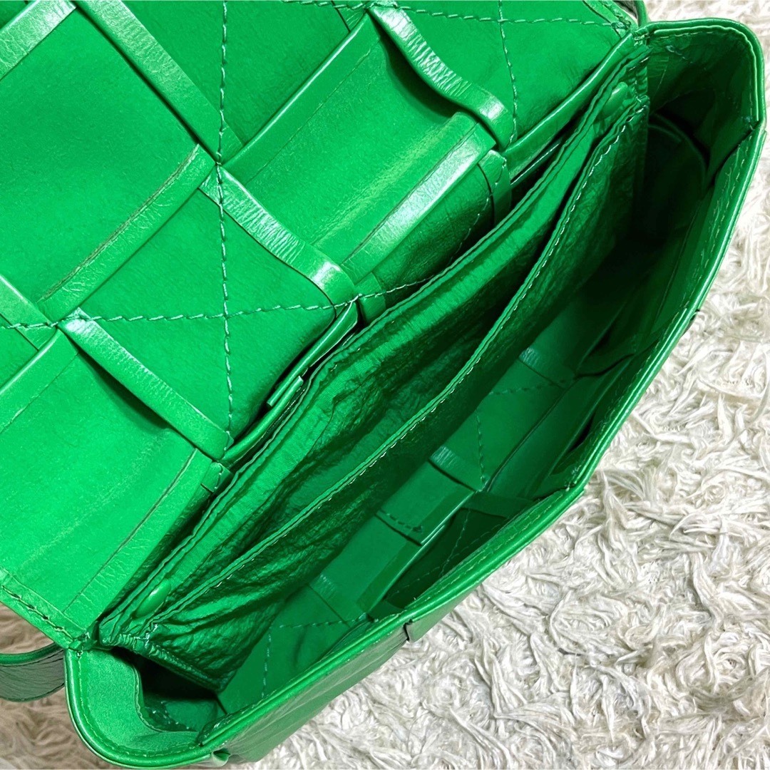 Bottega Veneta(ボッテガヴェネタ)の美品　ボッテガヴェネタ　ボディバッグ　カセット　レザー　肩掛け　グリーン　保存袋 メンズのバッグ(ボディーバッグ)の商品写真