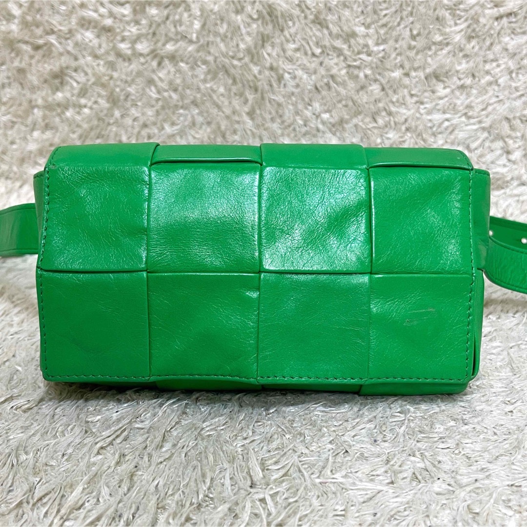 Bottega Veneta(ボッテガヴェネタ)の美品　ボッテガヴェネタ　ボディバッグ　カセット　レザー　肩掛け　グリーン　保存袋 メンズのバッグ(ボディーバッグ)の商品写真