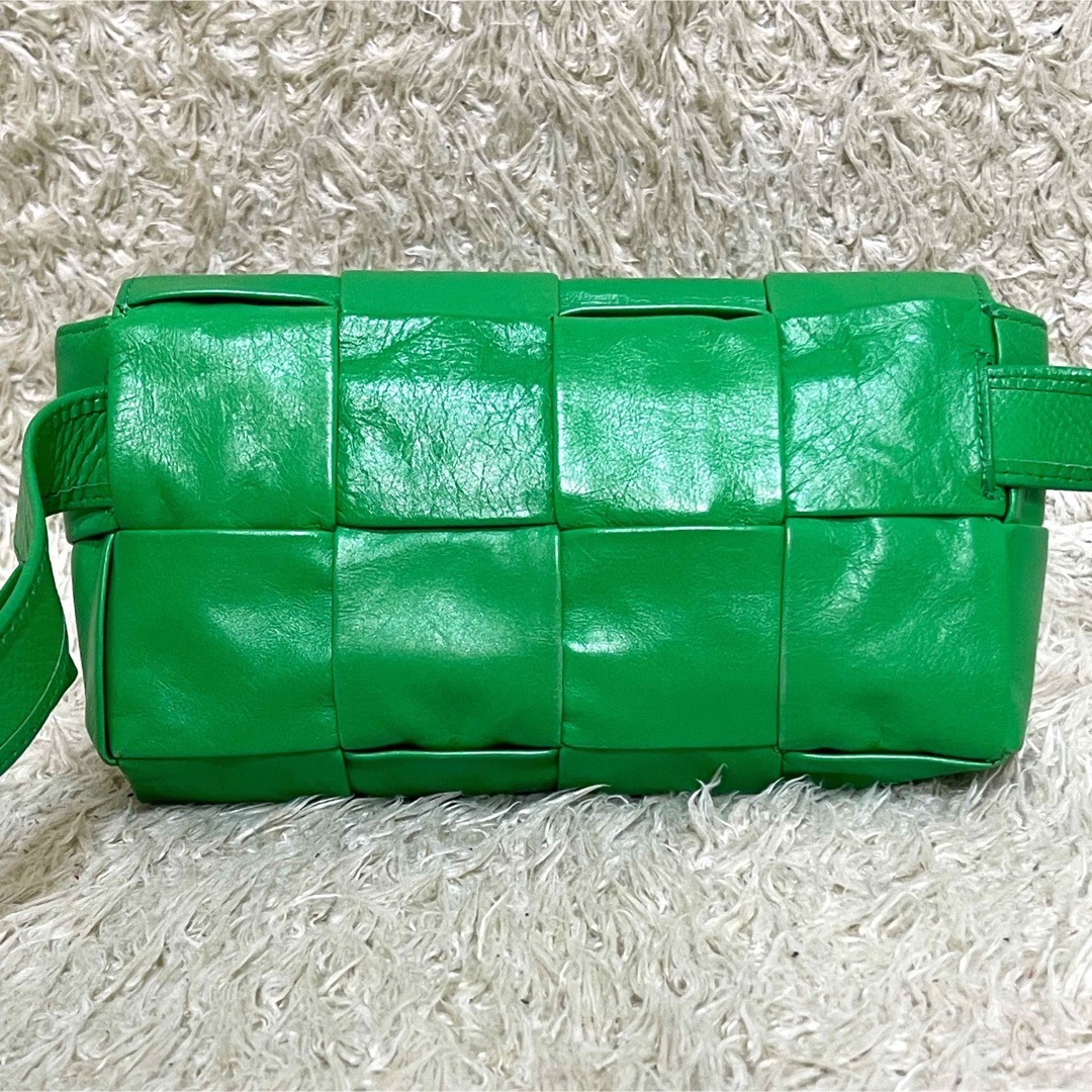 Bottega Veneta(ボッテガヴェネタ)の美品　ボッテガヴェネタ　ボディバッグ　カセット　レザー　肩掛け　グリーン　保存袋 メンズのバッグ(ボディーバッグ)の商品写真