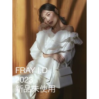 フレイアイディー(FRAY I.D)のfray i.d ラッフルドロストブラウス　ホワイト　2023  新品(シャツ/ブラウス(長袖/七分))