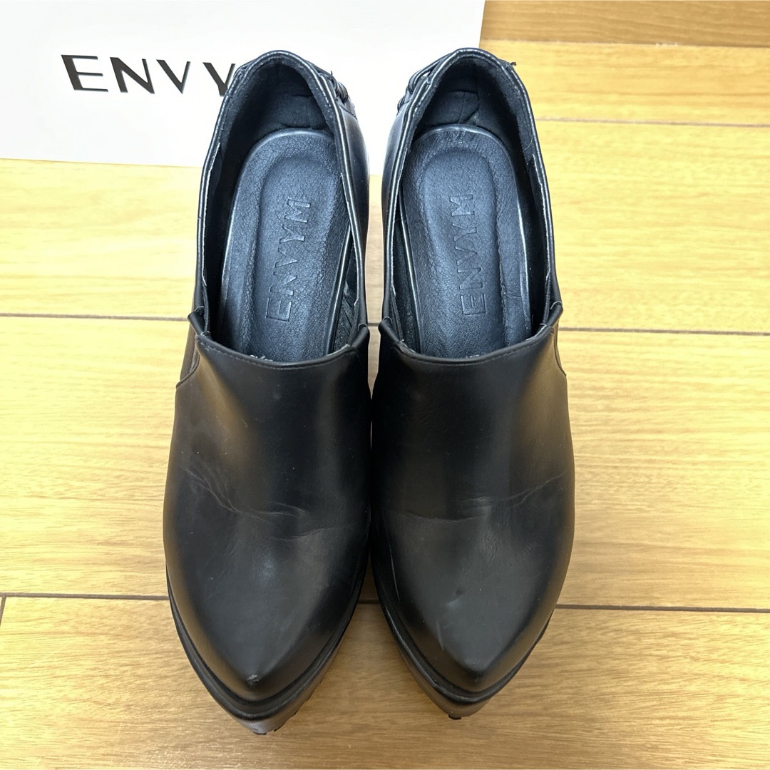 ENVYM(アンビー)のENVYM 厚底ブーツ ローファー パンプス 太ヒール マット 黒 シンプル レディースの靴/シューズ(ブーツ)の商品写真