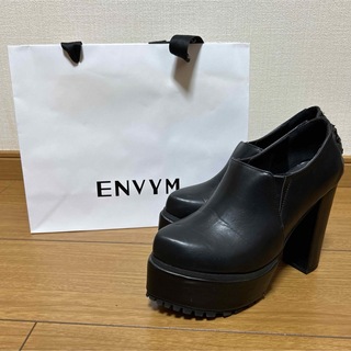 アンビー(ENVYM)のENVYM 厚底ブーツ ローファー パンプス 太ヒール マット 黒 シンプル(ブーツ)