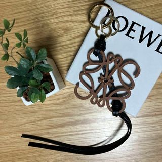 ロエベ チャームの通販 300点以上 | LOEWEのレディースを買うならラクマ