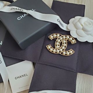 シャネル(CHANEL)の新品未使用《シャネル》ブローチ コスチュームパール CCマーク 定番 ゴールド(ブローチ/コサージュ)