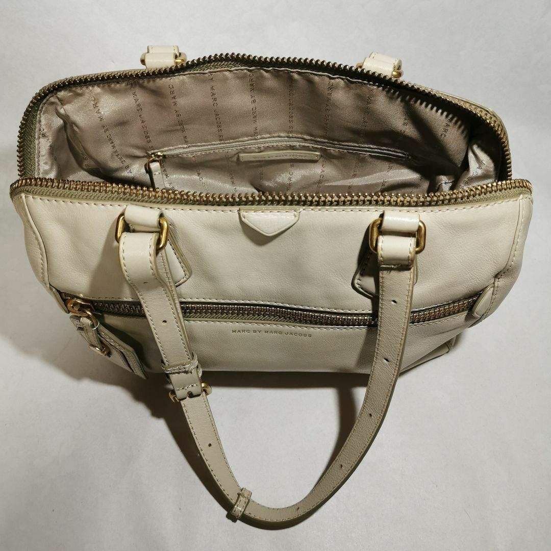 MARC BY MARC JACOBS(マークバイマークジェイコブス)のマークジェイコブス ショルダーバック アイボリー A4サイズ対応 USED美品 レディースのバッグ(ハンドバッグ)の商品写真