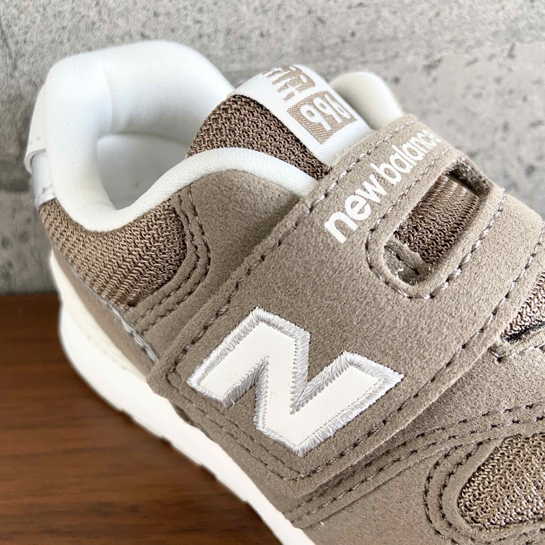 New Balance(ニューバランス)の【新品】15センチ モカ ニューバランス スニーカー キッズ キッズ/ベビー/マタニティのキッズ靴/シューズ(15cm~)(スニーカー)の商品写真