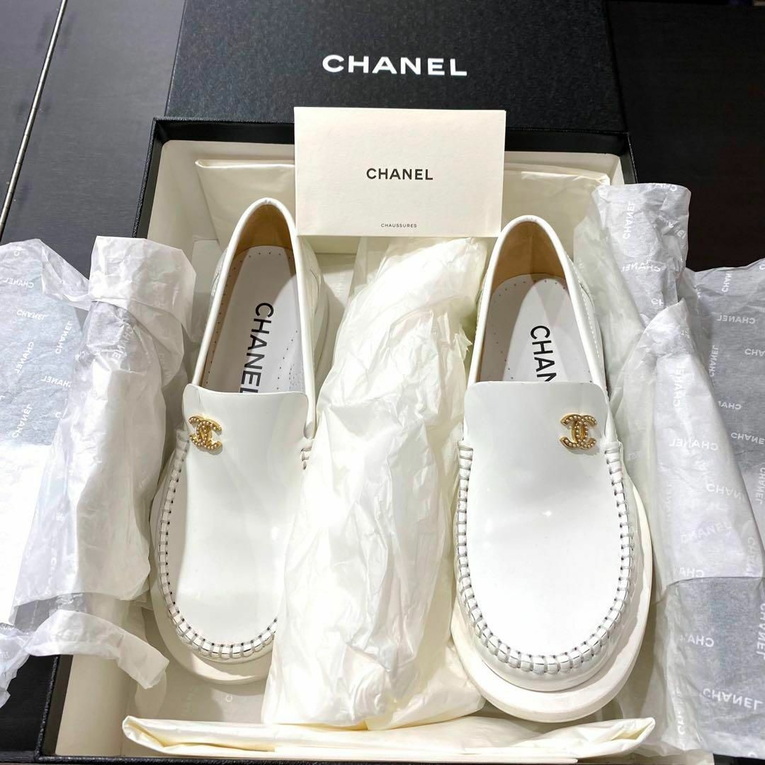 CHANEL(シャネル)の2022-23　定価24万　試着　シャネル　パテント　ココマーク　ローファー レディースの靴/シューズ(ローファー/革靴)の商品写真