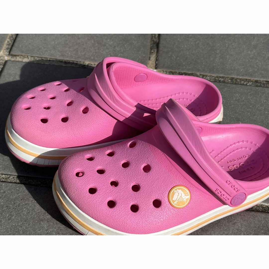crocs(クロックス)の中古 クロックス キッズ 17.5cm ピンク キッズ/ベビー/マタニティのキッズ靴/シューズ(15cm~)(サンダル)の商品写真