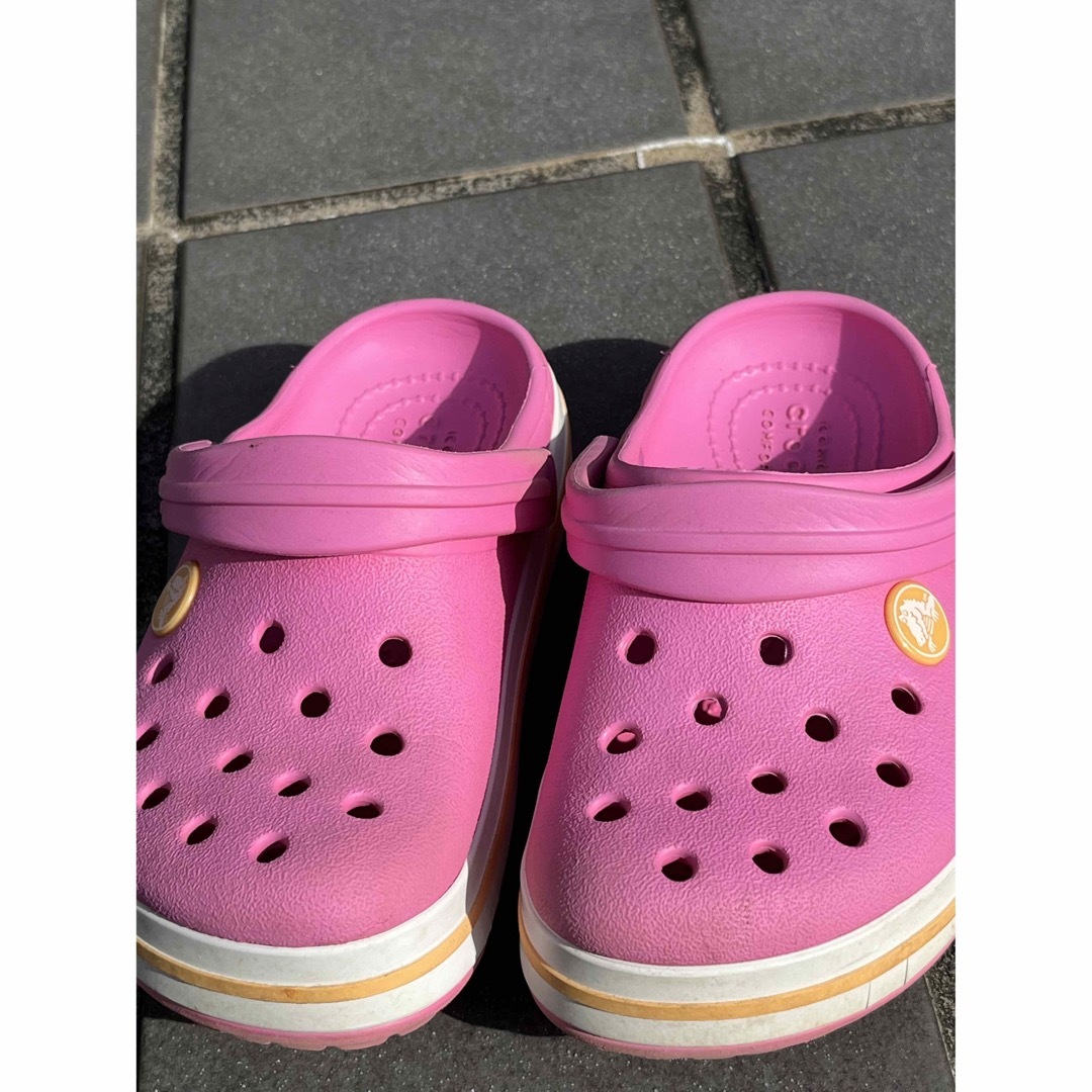 crocs(クロックス)の中古 クロックス キッズ 17.5cm ピンク キッズ/ベビー/マタニティのキッズ靴/シューズ(15cm~)(サンダル)の商品写真