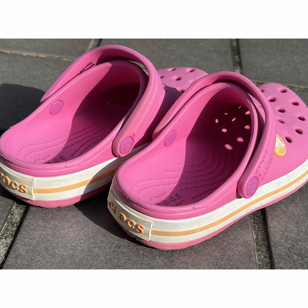 crocs(クロックス)の中古 クロックス キッズ 17.5cm ピンク キッズ/ベビー/マタニティのキッズ靴/シューズ(15cm~)(サンダル)の商品写真