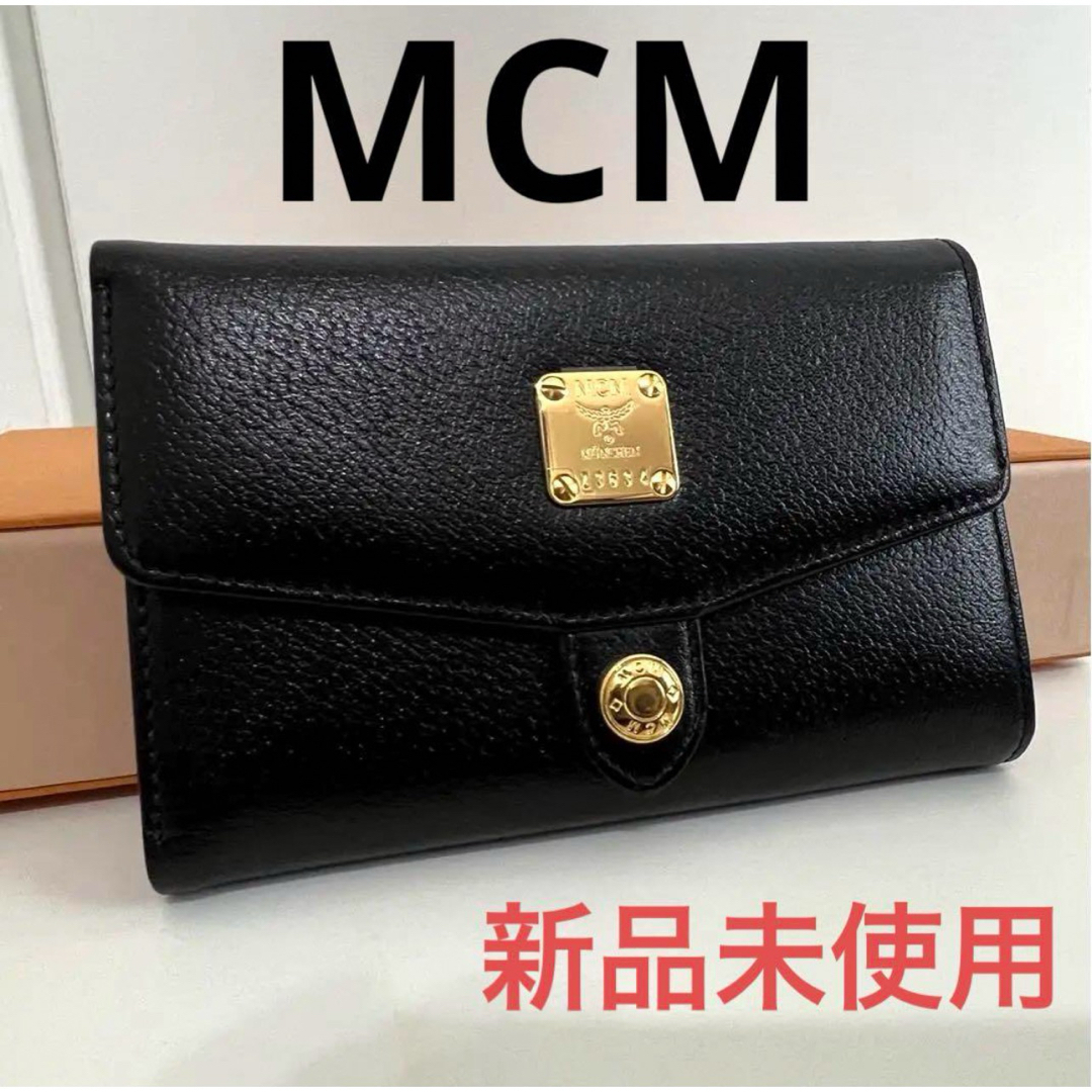 MCM(エムシーエム)の【新品未使用】MCM 折り畳み財布　黒　金　ゴールド レディースのファッション小物(財布)の商品写真