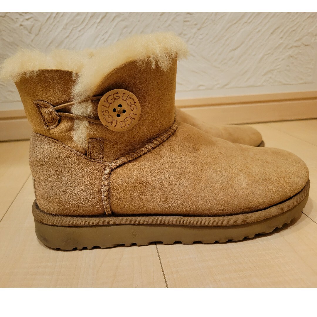 UGG AUSTRALIA(アグオーストラリア)のUGG アグ　ベイリーボタン　ショート レディースの靴/シューズ(ブーツ)の商品写真