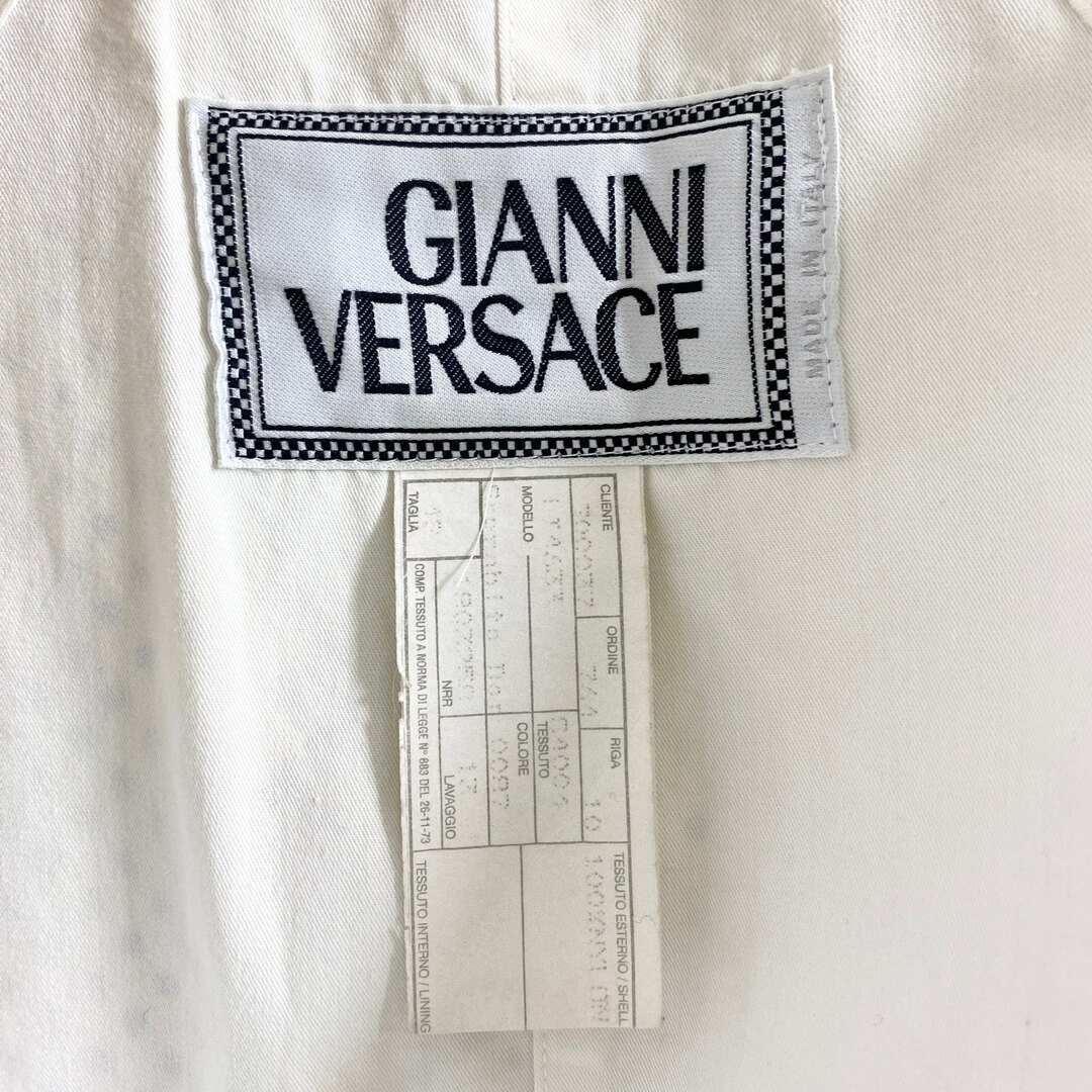 Gianni Versace(ジャンニヴェルサーチ)の3L14 GIANNI VERSACE ジャンニ ヴェルサーチ ドットステンカラーコート XL相当 アイボリー アウター メデューサ スナップボタン ベルト付き レディースのジャケット/アウター(ロングコート)の商品写真