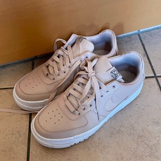 ナイキ(NIKE)のNIKEスニーカー美品　ピンクベージュ(スニーカー)