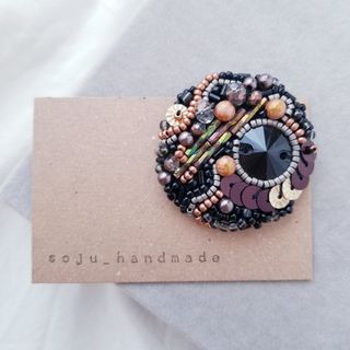 オータムカラーブローチ　ビーズ刺繍　ブローチ(コサージュ/ブローチ)