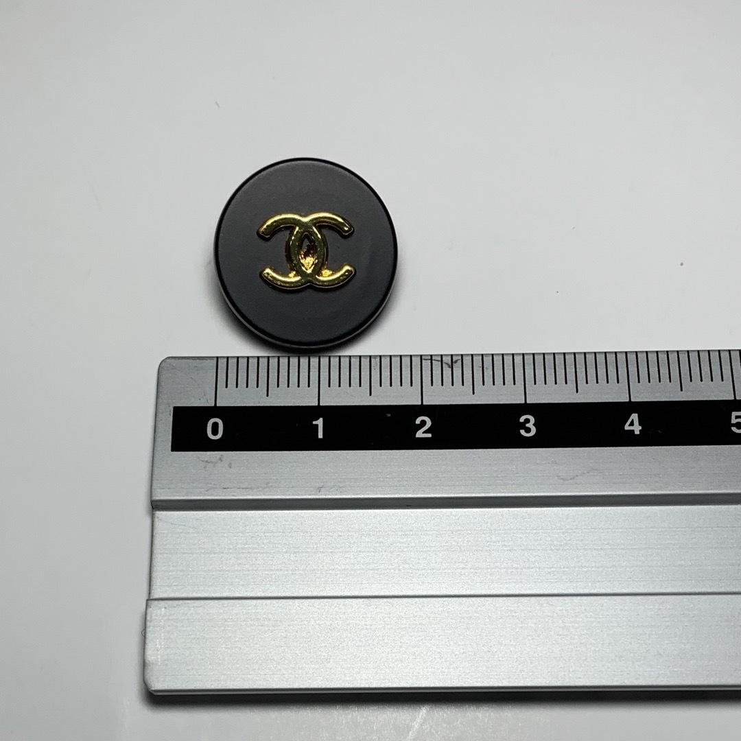 CHANEL(シャネル)のシャネル　ボタン　ヘアゴム ハンドメイドの素材/材料(各種パーツ)の商品写真