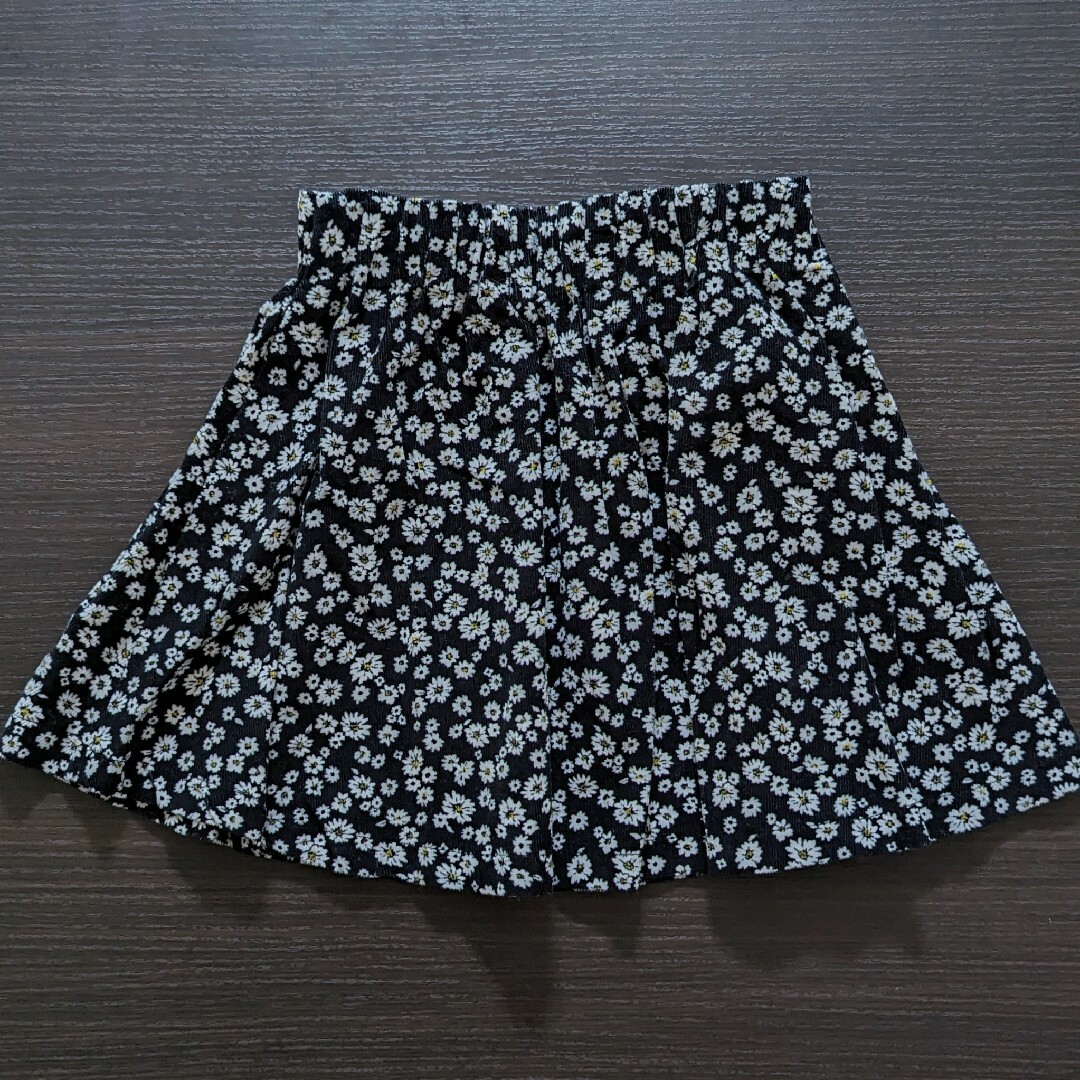 GLOBAL WORK(グローバルワーク)のGLOBAL WORK コーデュロイ フレアスカート 黒 花柄 110cm キッズ/ベビー/マタニティのキッズ服女の子用(90cm~)(スカート)の商品写真