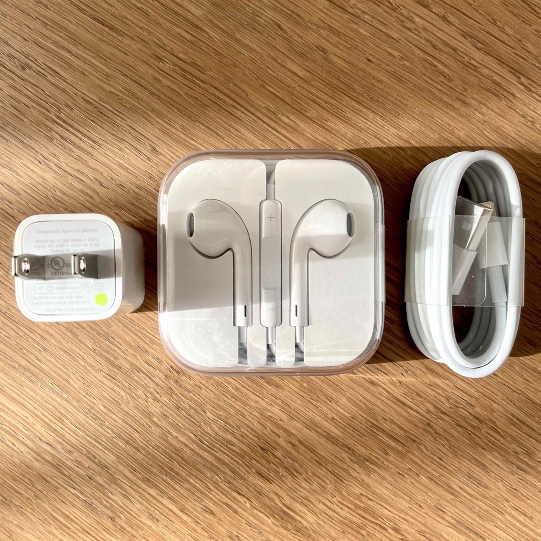 Apple(アップル)の純正Apple iPhone5c ライトニングケーブル イヤホン 電源 アダプタ スマホ/家電/カメラのオーディオ機器(ヘッドフォン/イヤフォン)の商品写真