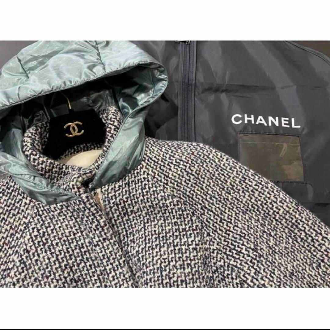 CHANEL(シャネル)の美品　逸品　定価90万　シャネル P59 最高級フーディ　ロングコート　34 レディースのジャケット/アウター(ロングコート)の商品写真