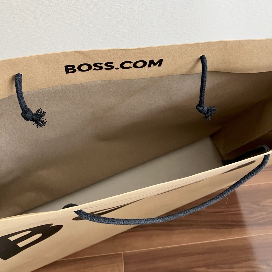 BOSS(ボス)の美品）BOSS 紙袋　特大 レディースのバッグ(ショップ袋)の商品写真